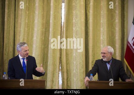 Le Ministre belge des Affaires étrangères Didier Reynders (L) parle comme FM Iranien Mohammad Javad Zarif (R) est à l'écoute au cours de conférence de presse commune au ministère iranien des affaires étrangères, Téhéran, Iran, le 23 février 2014. Reynders est le troisième ministre des affaires étrangères de l'Union européenne à se rendre en Iran au cours des deux derniers mois. Maryam Rahmanian/UPI Banque D'Images