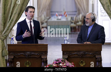 La ministre autrichienne des affaires étrangères, Sebastian Kurz (L) prend la parole lors d'une conférence de presse conjointe avec le Ministre iranien des affaires étrangères Mohamad Javad Zarif à Téhéran, Iran, le 27 avril 2014. Le Président de l'Autriche, Heinz Fischer est tenu de payer une visite à l'Iran dans un proche avenir, premier chef d'un État occidental à se rendre en Iran depuis de nombreuses années. Maryam Rahmanian/UPI Banque D'Images