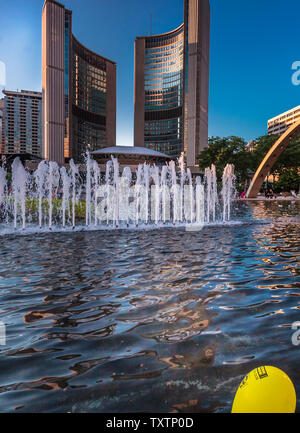 L'Hôtel de Ville de tir vertical de Toronto derrière l'eau des fontaines Banque D'Images