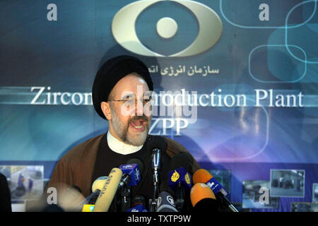 Le Président iranien Mohammad Khatami parle aux journalistes lors d'une conférence de presse après sa visite à l'usine de conversion d'uranium, à l'extérieur de la ville d'Isfahan, 410 kilomètres, au sud de la capitale Téhéran, Iran, le 30 mars 2005. (Photo d'UPI/Stringer) Banque D'Images