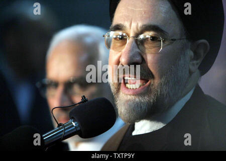 Le Président iranien Mohammad Khatami parle aux journalistes lors d'une conférence de presse après sa visite à l'usine de conversion d'uranium, à l'extérieur de la ville d'Isfahan, 410 kilomètres, au sud de la capitale Téhéran, Iran, le 30 mars 2005. (Photo d'UPI/Stringer) Banque D'Images