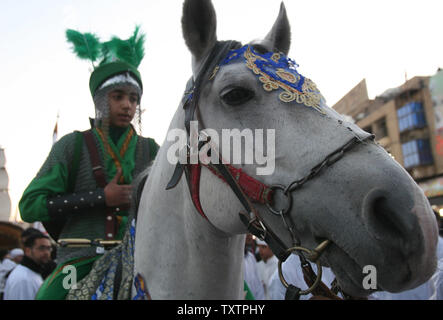 Pèlerins chiites rejouer l'assassinat de l'Imam Hussein lors d'une cérémonie d'Ashura à Karbala, 80 km (50 milles) au sud de Bagdad, l'Iraq le 4 janvier 2009. Des centaines de milliers de Chiites irakiens se rendra dans la ville sainte de Kerbala tout au long de l'Ashoura semaine pour marquer le décès de l'Imam Hussein, le petit-fils du prophète Mahomet. (Photo d'UPI/Ali Jasim) Banque D'Images