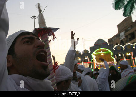 Pèlerins chiites prendre part à une cérémonie d'Ashura à Karbala, 80 km (50 milles) au sud de Bagdad, l'Iraq le 4 janvier 2009. Des centaines de milliers de Chiites irakiens se rendra dans la ville sainte de Kerbala tout au long de l'Ashoura semaine pour marquer le décès de l'Imam Hussein, le petit-fils du prophète Mahomet. (Photo d'UPI/Ali Jasim) Banque D'Images