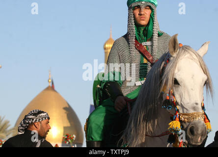 Pèlerins chiites irakiens rejouer l'assassinat de l'Imam Hussein lors d'une cérémonie d'Ashura à Karbala, 80 km (50 milles) au sud de Bagdad, l'Iraq le 4 janvier 2009. Des centaines de milliers de Chiites irakiens se rendra dans la ville sainte de Kerbala tout au long de l'Ashoura semaine pour marquer le décès de l'Imam Hussein, le petit-fils du prophète Mahomet. (Photo d'UPI/Ali Jasim) Banque D'Images