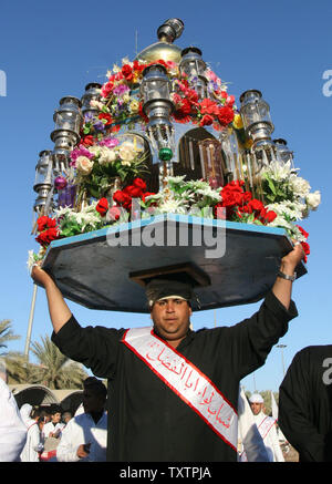 Pèlerins chiites irakiens rejouer l'assassinat de l'Imam Hussein lors d'une cérémonie d'Ashura à Karbala, 80 km (50 milles) au sud de Bagdad, l'Iraq le 4 janvier 2009. Des centaines de milliers de Chiites irakiens se rendra dans la ville sainte de Kerbala tout au long de l'Ashoura semaine pour marquer le décès de l'Imam Hussein, le petit-fils du prophète Mahomet. (Photo d'UPI/Ali Jasim) Banque D'Images