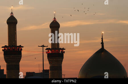 Coucher de soleil derrière le sanctuaire de l'Imam Hussein à Karbala, Ashura en Iraq le 5 janvier 2009. Des centaines de milliers de pèlerins chiites se rendra dans la ville sainte de Kerbala tout au long de l'Ashoura semaine pour marquer le décès de l'Imam Hussein, petit-fils du prophète Mohammad. (Photo d'UPI/Ali Jasim) Banque D'Images