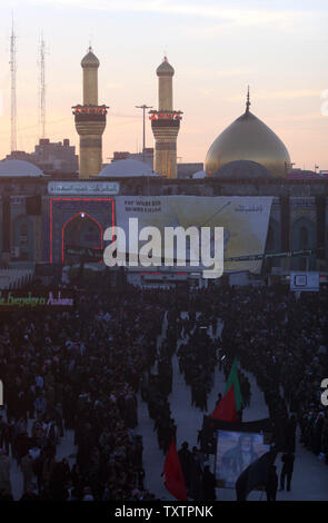 Pèlerins chiites prennent part à l'auto-flagellation rituel à l'extérieur du lieu de culte de l'Imam Hussein lors d'une cérémonie funéraire Ashura à Karbala, en Irak le 5 janvier 2009. Des centaines de milliers de Chiites se rendra dans la ville sainte de Kerbala tout au long de l'Ashoura semaine pour marquer le décès de l'Imam Hussein, le petit-fils du prophète Mohammad. (Photo d'UPI/Ali Jasim) Banque D'Images