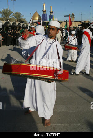 Pèlerins chiites prennent part à l'extérieur du rituel sanctuaire de l'Imam Hussein lors d'une cérémonie funéraire Ashura à Karbala, en Irak le 5 janvier 2009. Des centaines de milliers de Chiites se rendra dans la ville sainte de Kerbala tout au long de l'Ashoura semaine pour marquer le décès de l'Imam Hussein, le petit-fils du prophète Mohammad. (Photo d'UPI/Ali Jasim) Banque D'Images