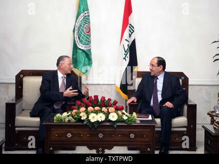 Le Premier ministre Nouri al-Maliki (R) rencontre le Secrétaire général de l'Organisation de la Conférence islamique Ekmeleddin Ihsanoglu, au siège de l'Organisation de la Conférence islamique à Bagdad, le 22 février 2009. (Photo d'UPI/Ali Jasim) Banque D'Images