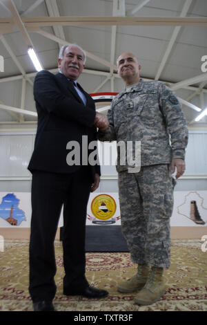 Le Brigadier-général David Quantock (R), serre la main du ministre irakien de la Justice Dara Nur al-Din de Taji prison, un 107 millions de dollars composé qui peut contenir jusqu'à 5 600 détenus et est située à environ 25 kilomètres (15 milles) au nord de Bagdad, lors d'une cérémonie de transfert de contrôle de l'un des deux autres nous' de détention pour les autorités irakiennes le 15 mars 2010. UPI/Ali Jasim Banque D'Images