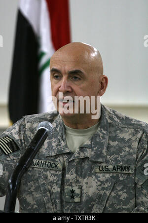 Le Brigadier-général David Quantock parle de Taji prison, un 107 millions de dollars composé qui peut contenir jusqu'à 5 600 détenus et est située à environ 25 kilomètres (15 milles) au nord de Bagdad, lors d'une cérémonie de transfert de contrôle de l'un des deux autres nous' de détention pour les autorités irakiennes le 15 mars 2010. UPI/Ali Jasim Banque D'Images