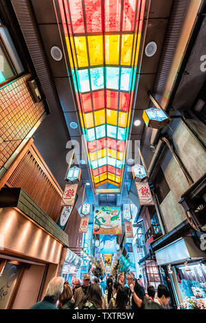 Kyoto, Japon - 17 Avril 2019 : grand angle vue verticale du toit et beaucoup de gens faire du shopping dans des boutiques de la rue Nishiki market arcade pour l'alimentation et de souvenirs Banque D'Images