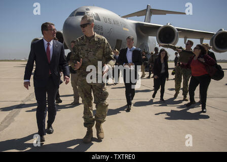 Le Secrétaire de la Défense Ash Carter marche avec l'Armée de l'Armée Le lieutenant général Sean MacFarland, commandant de la Force opérationnelle combinée Force-Operation résoudre inhérent comme Carter arrive à Bagdad, l'Iraq, le 18 avril 2016. Carter est aussi visiter les Emirats Arabes Unis et l'Arabie saoudite pour aider à accélérer la défaite durable de l'État islamique d'Irak et du Levant, et participer à la réunion de la défense du Conseil de coopération du Golfe. Photo par le conseiller-maître Sgt. Adrian Cadix/DoD/UPI Banque D'Images