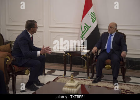 Le Secrétaire de la Défense Ash Carter se réunit avec le Premier ministre irakien Haider al-Abadi à Bagdad, l'Iraq, pour discuter de questions d'importance mutuelle 18 Avril, 2016. Carter est aussi visiter les Emirats Arabes Unis et l'Arabie saoudite pour aider à accélérer la défaite durable de l'État islamique d'Irak et du Levant, et participer à la réunion de la défense du Conseil de coopération du Golfe. Photo par le conseiller-maître Sgt. Adrian Cadix/DoD/UPI Banque D'Images