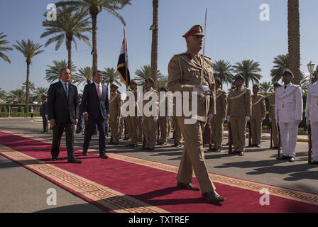 Le Secrétaire de la Défense Ash Carter effectue une revue des troupes avec le ministre de la Défense Khaled al-Obaidi iraquien au cours d'une cérémonie d'accueil de la garde d'honneur Carter comme il arrive à Bagdad, l'Iraq de rencontrer al Obaidi, pour discuter de questions d'importance mutuelle 18 Avril, 2016. Carter est aussi visiter les Emirats Arabes Unis et l'Arabie saoudite pour aider à accélérer la défaite durable de l'État islamique d'Irak et du Levant, et participer à la réunion de la défense du Conseil de coopération du Golfe. Photo par le conseiller-maître Sgt. Adrian Cadix/DoD/UPI Banque D'Images