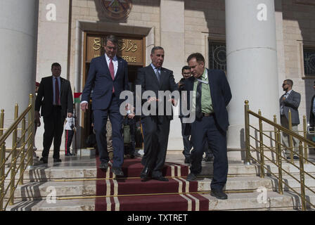 Le Secrétaire de la Défense Ash Carter promenades avec le ministre irakien de la Défense, Khaled al-Obaidi (centre) alors qu'il quitte le ministère de la Défense à Bagdad, l'Iraq après avoir discuté de questions d'intérêt commun, le 18 avril 2016. Carter est aussi visiter les Emirats Arabes Unis et l'Arabie saoudite pour aider à accélérer la défaite durable de l'État islamique d'Irak et du Levant, et participer à la réunion de la défense du Conseil de coopération du Golfe. Photo par le conseiller-maître Sgt. Adrian Cadix/DoD/UPI Banque D'Images