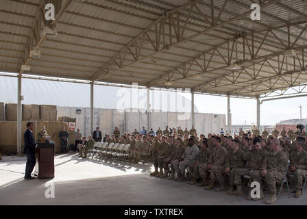 Le Secrétaire de la Défense Ash Carter parle aux militaires déployés en Irak, à l'aéroport international de Bagdad au cours d'une visite il y a 18 avril 2016. Carter est aussi visiter les Emirats Arabes Unis et l'Arabie saoudite pour aider à accélérer la défaite durable de l'État islamique d'Irak et du Levant, et participer à la réunion de la défense du Conseil de coopération du Golfe. Photo par le conseiller-maître Sgt. Adrian Cadix/DoD/UPI Banque D'Images