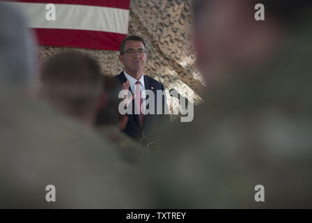 Le Secrétaire de la Défense Ash Carter parle aux militaires déployés en Irak, à l'aéroport international de Bagdad au cours d'une visite il y a 18 avril 2016. Carter est aussi visiter les Emirats Arabes Unis et l'Arabie saoudite pour aider à accélérer la défaite durable de l'État islamique d'Irak et du Levant, et participer à la réunion de la défense du Conseil de coopération du Golfe. Photo par le conseiller-maître Sgt. Adrian Cadix/DoD/UPI Banque D'Images