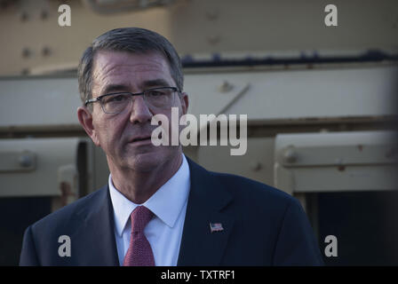 Le Secrétaire de la Défense Ash Carter parle avec des journalistes à l'aéroport international de Bagdad au cours d'une visite il y a 18 avril 2016. Carter est aussi visiter les Emirats Arabes Unis et l'Arabie saoudite pour aider à accélérer la défaite durable de l'État islamique d'Irak et du Levant, et participer à la réunion de la défense du Conseil de coopération du Golfe. Photo par le conseiller-maître Sgt. Adrian Cadix/DoD/UPI Banque D'Images