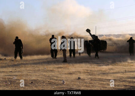 Les forces de sécurité kurdes lors d'affrontements près de l'Altun Kubri checkpoint, 40kms de Kirkouk, le 21 octobre 2017. Les forces iraquiennes se sont heurtés à des combattants kurdes que le gouvernement central a déclaré qu'il a lutté contre le contrôle de la dernière zone de la province de Kirkouk contesté dans la dernière étape d'une opération éclair à la suite d'un vote d'indépendance controversée. Photo par Hana Noori ; /UPI Banque D'Images