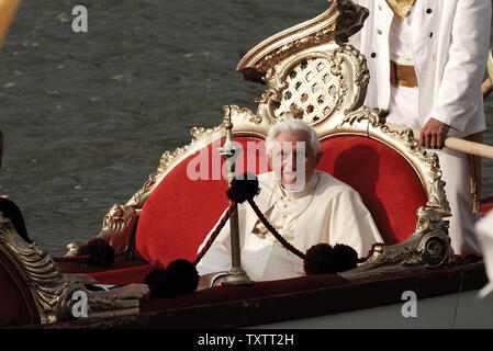 Le pape Benoît XVI se trouve dans une gondole dans le Grand Canal au cours de sa visite pastorale à Porec et Venise, Italie le 8 mai 2011. Le pape Benoît XVI est à Venise pour un week-end vist qui mettra en valeur le patrimoine chrétien de ce carrefour de la Méditerranée et de l'histoire européenne. UPI/Stefano Spaziani Banque D'Images