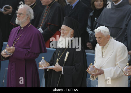 Les chefs religieux, y compris Benoît XVI, rencontrez à l'extérieur de la Basilique de San Francesco pendant le pourparlers interreligieux le 27 octobre 2011 à Assise, en Italie. Le pape Benoît XVI le Pape ont rencontré environ 300 dirigeants religieux et intellectuels athées, pour marquer le 25e anniversaire de la rencontre interreligieuse d'assise. UPI/Stefano Spaziani Banque D'Images