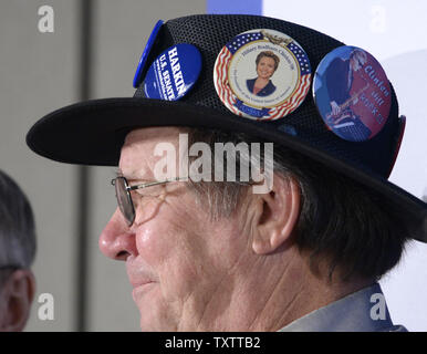 Un partisan de l'ancien secrétaire d'état, sénateur et de la première dame Hillary Clinton, le candidat démocrate de 2016, porte des boutons sur son chapeau qu'il attend son arrivée pour un événement de campagne, le 18 janvier 2016, à Toledo, dans l'Iowa. Clinton est en marche contre l'ancien gouverneur du Maryland. Martin O'Malley et Vermont Sen. Bernie Sanders de l'avant première de l'Iowa-dans-le-caucus nation le 1er février. Photo de Mike Theiler/UPI Banque D'Images