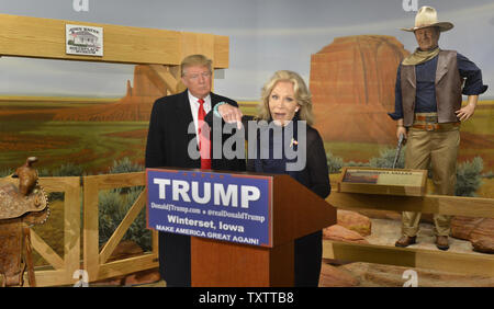 La fille de John Wayne Aissa des gestes aussi elle soutient magnat de l'immobilier Donald J. Trump's 2016 campagne présidentielle républicaine à la John Wayne Birthplace Museum, le 19 janvier 2016, dans la région de Winterset (Iowa). Trump est en marche contre un grand champ de candidats, y compris le Texas GOP Sen. Ted Cruz, Marco Rubio en Floride Sen. et retraités Ben Carson, neurochirurgien de l'avant première de l'Iowa-dans-le-nation 1. Février caucus Photo de Mike Theiler/UPI Banque D'Images