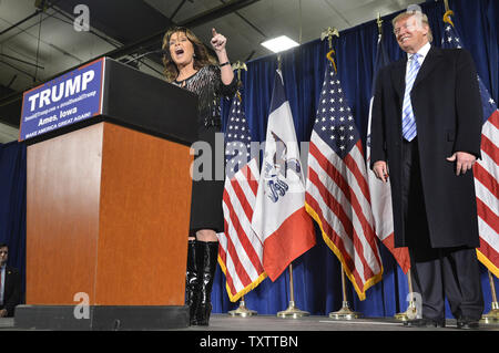 Magnat de l'immobilier Donald J. Trump, 2016 candidat présidentiel républicain (L) écoute l'ancien gouverneur de l'Alaska et candidate à la vice-présidence républicaine 2008 Sarah Palin approuve sa campagne, le 19 janvier 2016, à Ames, Iowa. Trump est en marche contre un grand champ de candidats, y compris le Texas GOP Sen. Ted Cruz, Marco Rubio en Floride Sen. et retraités Ben Carson, neurochirurgien de l'avant première de l'Iowa-dans-le-nation 1. Février caucus Photo de Mike Theiler/UPI Banque D'Images