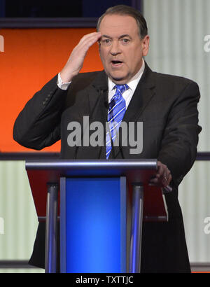 2016 L'ancien candidat présidentiel républicain Arkansas Gov. Mike Huckabee des gestes aussi il répond à une question au cours de l'undercard d'un GOP, animé par Fox News, 28 janvier 2016, à Des Moines, Iowa. Le débat est le dernier avant la première de l'Iowa-dans-le-nation de caucus, le 1 février. Photo de Mike Theiler/UPI Banque D'Images