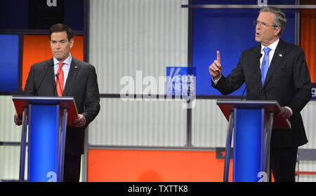 2016 candidat présidentiel républicain ancien Floride Gov. Jeb Bush (R) répond à une question que le sénateur de Floride Marco Rubio est à l'écoute au cours d'un GOP debate hébergé par Fox News, 28 janvier 2016, à Des Moines, Iowa. Homme d'affaires milliardaire Donald J. Trump a boycotté le débat, qui est le dernier avant la première de l'Iowa-dans-le-nation de caucus, le 1 février. Photo de Mike Theiler/UPI Banque D'Images