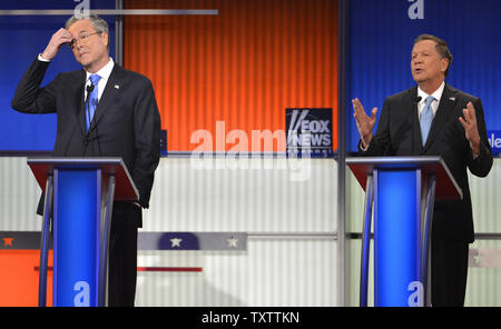 2016 candidat présidentiel républicain Gov de l'Ohio. John Kasich (R) répond à une question que l'ancien gouverneur de Floride. Jeb Bush écoute lors d'un GOP debate hébergé par Fox News, 28 janvier 2016, à Des Moines, Iowa. Homme d'affaires milliardaire Donald J. Trump a boycotté le débat, qui est le dernier avant la première de l'Iowa-dans-le-nation de caucus, le 1 février. Photo de Mike Theiler/UPI Banque D'Images