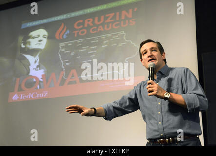 Le sénateur du Texas, Ted Cruz 2016 candidat présidentiel républicain, fait une allocution prononcée à un événement de campagne, le 30 janvier 2016, à Ames, Iowa. Cruz est en marche contre un grand champ de GOP candidats, y compris d'affaires milliardaire Donald J. Trump, Marco Rubio en Floride Sen. et retraités Ben Carson, neurochirurgien comme les chefs de campagne dans la dernière ligne droite, avant de l'Iowa's premier-dans-le-nation de caucus, le 1 février. Photo de Mike Theiler/UPI Banque D'Images