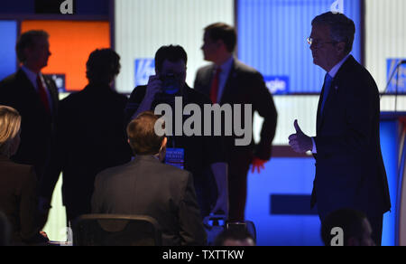 2016 candidat présidentiel républicain ancien Floride Gov. Jeb Bush (R) donne un coup de pouce qu'il attend avec le stage lights off pour le GOP debate à être repris après une pause, le 28 janvier 2016, à Des Moines, Iowa. Homme d'affaires milliardaire Donald J. Trump a boycotté le débat, qui est le dernier avant la première de l'Iowa-dans-le-nation de caucus, le 1 février. Photo de Mike Theiler/UPI Banque D'Images