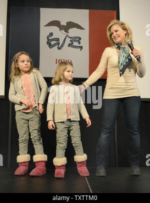 Heidi Cruz, l'épouse du Texas Sen. Ted Cruz, 2016 candidat présidentiel républicain, fait de remarques avec leurs enfants, Caroline (L) et Catherine à un événement de campagne, le 30 janvier 2016, à Ames, Iowa. Sen. Cruz tourne contre un grand champ de GOP candidats, y compris d'affaires milliardaire Donald J. Trump, Marco Rubio en Floride Sen. et retraités Ben Carson, neurochirurgien comme les chefs de campagne dans la dernière ligne droite, avant de l'Iowa's premier-dans-le-nation de caucus, le 1 février. Photo de Mike Theiler/UPI Banque D'Images