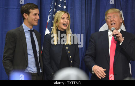 Homme d'affaires milliardaire Donald J. Trump, (R), 2016 candidat présidentiel républicain, fait les commentaires comme sa fille Ivanka rit avec son mari, Jared Kushner, lors d'un événement de campagne, le 31 janvier 2016, dans la région de Council Bluffs, Iowa. Trump est leader dans de nombreux sondages contre un grand champ de candidats, y compris le Texas GOP Sen. Ted Cruz, Marco Rubio en Floride Sen. et retraités neurochirurgien Ben Carson, se rendant à la dernière ligne droite, avant de l'Iowa's premier-dans-le-nation caucus le 1er février. Photo de Mike Theiler/UPI Banque D'Images