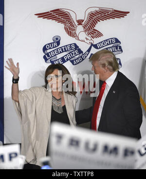 Homme d'affaires milliardaire Donald J. Trump, (R), 2016, le candidat républicain se joint à l'ancien gouverneur de l'Alaska, et en 2008 la vice-présidence républicaine Sarah Palin candidat sur scène, lors d'un rassemblement électoral à jour du caucus, le 1 février 2016, dans la région de Cedar Rapids, Iowa. Trump est leader dans de nombreux sondages contre un grand champ de candidats, y compris le Texas GOP Sen. Ted Cruz, Marco Rubio en Floride Sen. et retraités Ben Carson, neurochirurgien de l'Iowa comme premier-dans-le-nation les festivaliers du caucus se réunissent ce soir pour faire leurs votes. Photo de Mike Theiler/UPI Banque D'Images