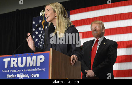 Ivanka Trump, fille de Donald J. Trump businessman milliardaire, 2016 candidat présidentiel républicain, fait de remarques sur son nom, à un rassemblement sur la campagne, Journée 1 Février, 2016, Cedar Rapids, Iowa. Trump est leader dans de nombreux sondages contre un grand champ de candidats, y compris le Texas GOP Sen. Ted Cruz, Marco Rubio en Floride Sen. et retraités Ben Carson, neurochirurgien de l'Iowa comme premier-dans-le-nation les festivaliers du caucus se réunissent ce soir pour faire leurs choix. Photo de Mike Theiler/UPI Banque D'Images