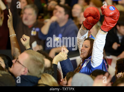 Un partisan de l'ancien secrétaire d'état et de la Sénatrice Hillary Clinton, le candidat démocrate de 2016, portant un costume 'Wonder Woman' et gants de boxe, cheers avant l'arrivée de Clinton lors d'un Caucus 'nuit', Parti de la victoire le 1 février 2016, à Des Moines, Iowa. Clinton a demandé une victoire étroite Vermont Sen. Bernie Sanders, dans l'Iowa, premier-dans-le-nation de caucus. Photo de Mike Theiler/UPI Banque D'Images