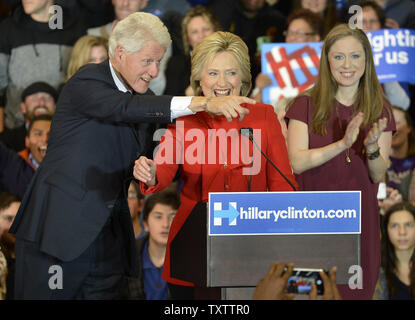 L'ancien Président Bill Clinton (L) points sur un supporter à son épouse et ex-secrétaire d'état et de la Sénatrice Hillary Clinton, le candidat démocrate en 2016, en tant que fille Chelsea applaudit, lors d'un Caucus 'nuit', Parti de la victoire le 1 février 2016, à Des Moines, Iowa. Clinton, revendiquant une victoire sur New York le sénateur Bernie Sanders, a terminé à égalité au premier de l'Iowa-dans-le-nation de caucus. Photo de Mike Theiler/UPI Banque D'Images