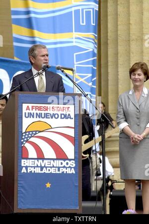 PHI2000080202 - 2 août 2000 - Philadelphie, Pennsylvanie, USA : George W. Bush et son épouse Laura Bush aborde la Un Nuevo Dia rallye sur les marches de l'est du Philadelphia Museum of Art de Philadelphie en Pennsylvanie le 2 août. cc/ja/Jon Adams UPI Banque D'Images