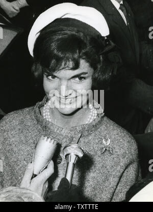 Première Dame Jacqueline Kennedy s'adresse aux journalistes qu'elle quitte le musée de Jeu de Paume à Paris le 2 juin 1961. UPI Banque D'Images