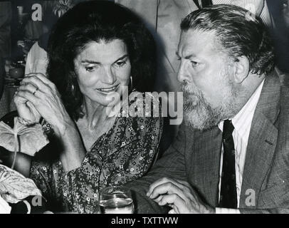 Jacqueline Kennedy Onassis et John Turner Sargent assister à un bal de charité au zoo du Bronx à New York le 28 juin 1977. UPI Banque D'Images