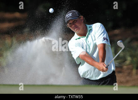 Jason Dufner hits à partir d'un bunker et sur le 14e vert pendant le troisième tour de l'l 2009 Championnat des joueurs à TPC Sawgrass à Ponte Vedra Beach, Floride le 9 mai 2009. (UPI Photo/Kevin Dietsch) Banque D'Images