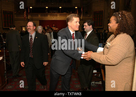 Gouverneur du Missouri Matt Blunt (L), serre la main de législateurs, il quitte la Chambre des représentants chambers à compter de la remise de l'état annuel de l'État à l'adresse State Capitol building dans Jefferson City, Missouri, le 15 janvier 2008. (Photo d'UPI/Bill Greenblatt) Banque D'Images