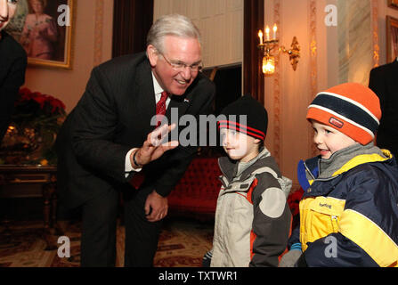 Le Gouverneur du Missouri, Jay Nixon dit bonjour à Austin et Ethan Smith (4) au cours de la candlelight tours à la Governor's Mansion dans Jefferson City, Missouri, le 2 décembre 2011. UPI/Bill Greenblatt Banque D'Images