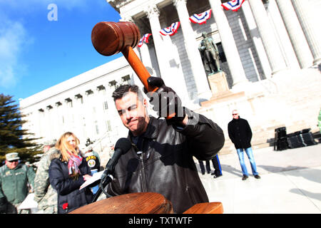 Tom Dempsey, président provisoire du Sénat de l'État du Missouri, sons le maillet au cours d'une session pratique à la capitale de l'Etat dans la région de Jefferson City, Missouri, le 13 janvier 2013. Dans l'état élu fonctionnaires prendront leur serment d'office le 14 janvier 2013, lors des cérémonies d'Inauguration du Missouri. UPI/Bill Greenblatt Banque D'Images