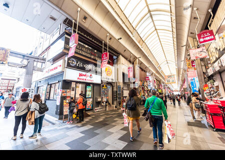 Kyoto, Japon - 17 Avril 2019 : Beaucoup de gens faire du shopping dans des boutiques de la rue du marché Nishiki pour la nourriture avec les magasins les panneaux pour Wendy's Banque D'Images