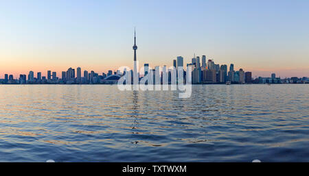 L'horizon de Toronto avec l'emblématique Tour du CN, l'Ontario, Canada Banque D'Images