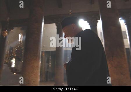 Prêtre arménien, le Père Nerses Krozian, promenades à travers l'Église vide de la Nativité à Bethléem, en Cisjordanie, le 9 décembre 2003, traditionnellement considéré comme le lieu de la naissance de Jésus. La ville biblique de Bethléem souffre économiquement de l'absence de touristes depuis le début de l'insurrection violente il y a trois ans. (Photo d'UPI/Debbie Hill) Banque D'Images